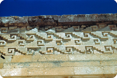 Arquitectura monumental prehispánica, detalle de grecas