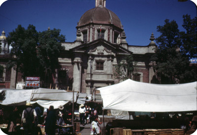 Tianguis frente al convento de