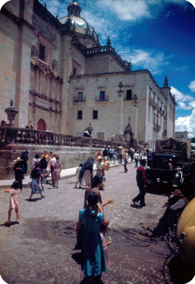 Gente en la calle junto a la iglesia