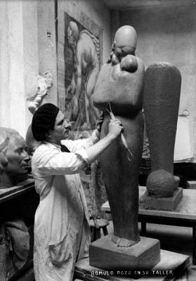 Rómulo Rozo, trabajando una escultura en su taller
