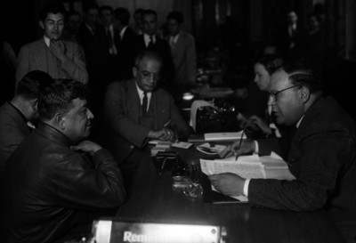 Jesús Ruiz de Chávez y abogados en una comisaría ante la declaración de un hombre, durante una investigación