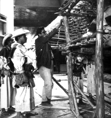 Montaje de la vivienda huichola para la exposición permanente del Museo Nacional de Antropología