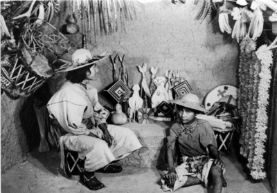 Reconstrucción de un adoratorio con visitantes huicholes