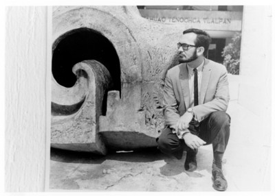 Iker Larrauri frente a su obra en el Museo Nacional de Antropología