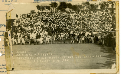 C.C. H. Jara y A. Tejeda rodeados de la multitud que los aclamaba