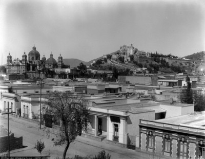 Villa de Guadalupe con la Capilla del Cerrito al fondo