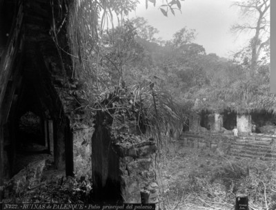"Ruinas de Palenque, patio principal del Palacio" en Chiapas