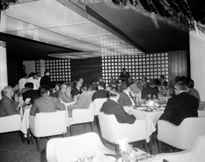 Hombre pronuncia discurso ante invitados durante un banquete