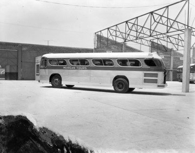 Autobús turístico estacionado en una central camionera, vista lateral