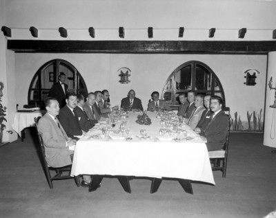Ejecutivos reunidos en un restaurante, retrato de grupo