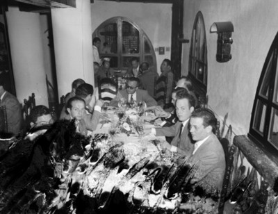 Ejecutivos reunidos comen en un restaurante