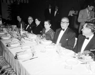 Gente reunida durante banquete en un restaurante