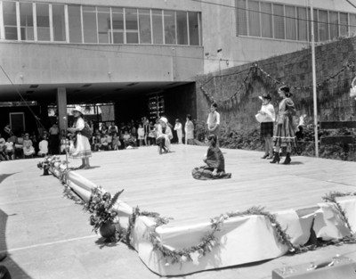Niñas en presentación teatral durante festival de día de las madres