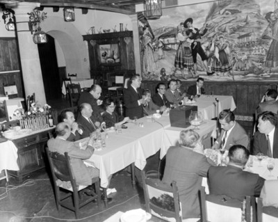 Hombres reunidos durante banquete en un restaurante