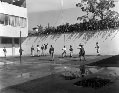 Estudiantes juegan voleibol en cancha de esucela