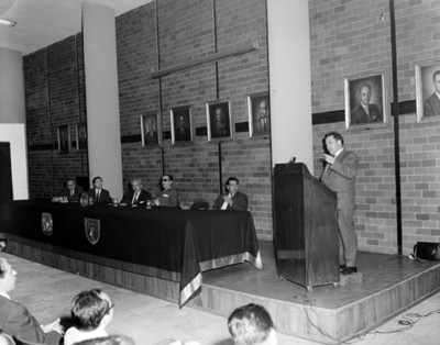 Directivo pronuncia discurso durante convención de escuela de comercio de la UNAM
