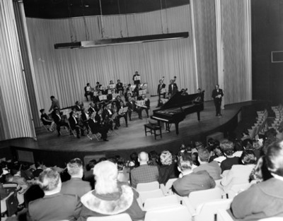 Orquesta sobre escenario de un auditorio