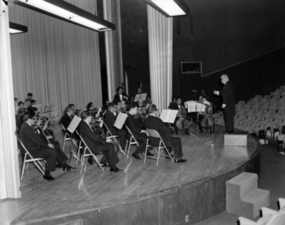 Orquesta actua durante concierto en auditorio