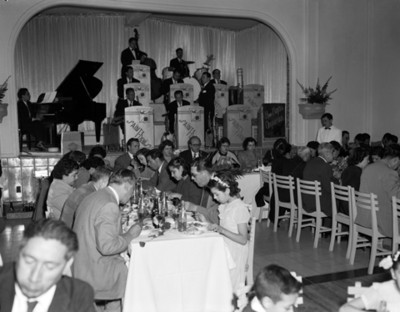 Personas en banquete amenizado por la orquesta Hnos. Rojas