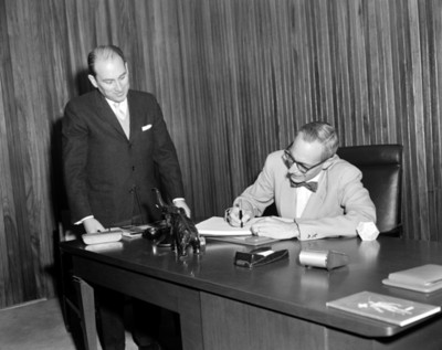 Ejecutivo firma documenta en escritorio de oficina