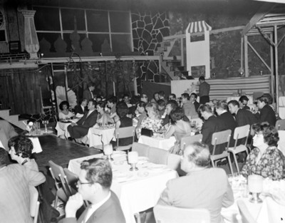 Gente reunida en un restaurante