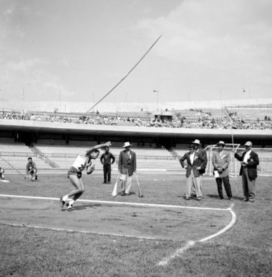 Atleta lanza jabalina en estadio durante celebración de juegos panamericanos