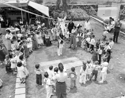 Niña rompe piñata en una fiesta infantil