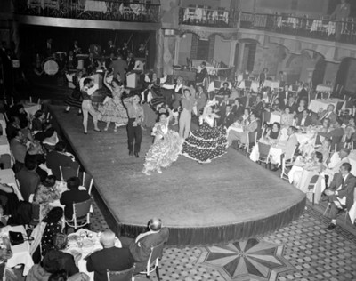Bailarinas ejecutan danza en escenario de restaurante