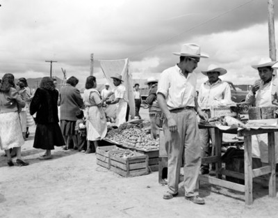 Gente durante un tianguis