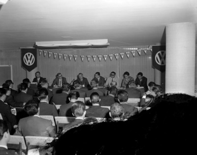 Hombres en salón duante convención de empresa volkswagen