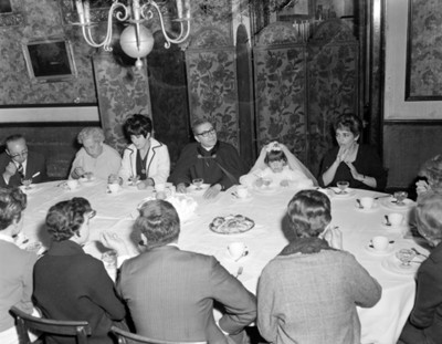 Familia en comedor durante festejo de primera comunión