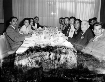 Gente reunida en comedor de un restaurante durante banquete, retrato de grupo