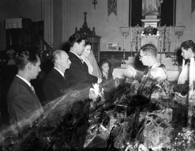 Sacerdote bendice a novios durante su boda religiosa
