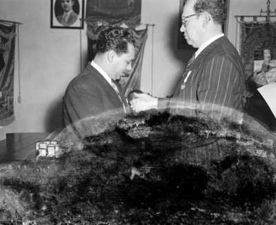 Líder sindical condecora a un hombre durante convención