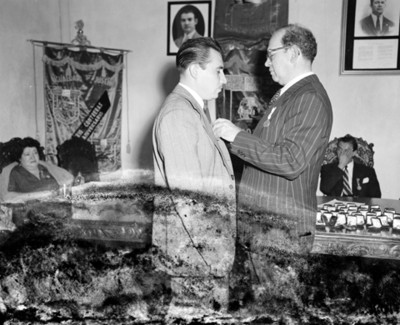 Líder sindical condecora a un hombre durante convención