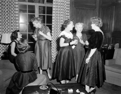 Mujeres durante reunión social en la sala de una casa
