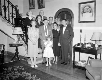 Hombres mujeres y niña, retrato de grupo