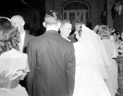 Hombre felicita a novia durante boda en un salón