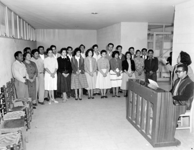 Mujeres y hombres durante clase de canto