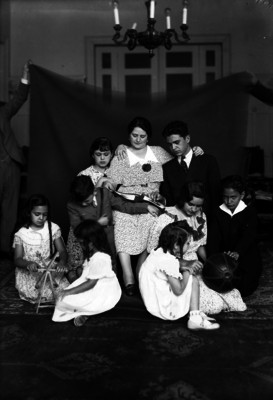 Familia de Aarón Sáenz Garza, en la sala de su casa, retrato de familia