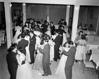 Parejas bailan durante fiesta de quinceaños