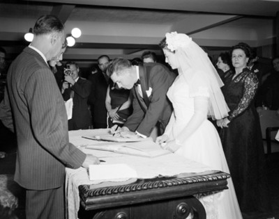 Novio firma acta de matrimonio durante su boda civil