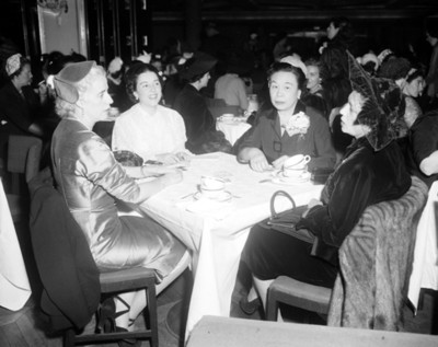 Mujeres juegan cartas durante evento social