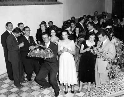 Gente con peregrinos durante posada