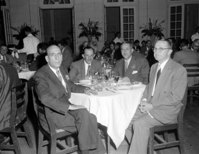 Hombres durante reunión social en un salón