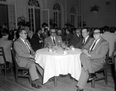 Hombres durante en un salón