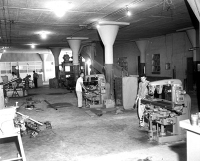 Trabajadores operan máquinas en un taller