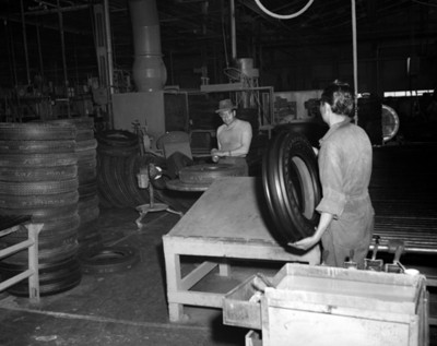 Hombres trabajan en industria del automóvil