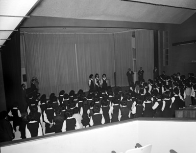 Mujeres durante una ceremonia en un auditorio