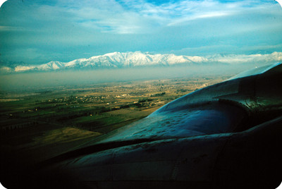 Avion vuela sobre planicie chilena